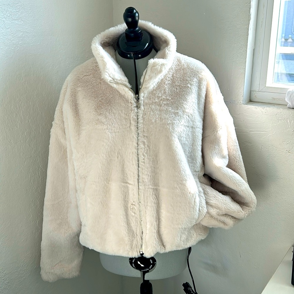 Reversible white faux fur/quilted zip jacket. Size large. NWOT